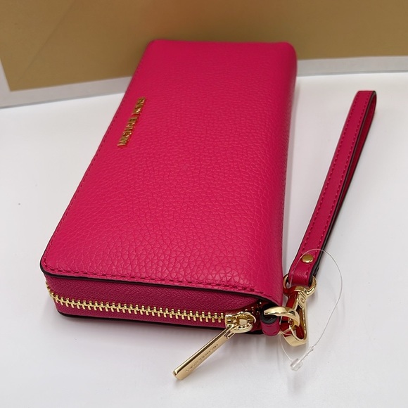 MICHAEL KORS
Leather Continental Wristlet Phone Case Wallet
Electric Pink
NWT - Picture 15 of 16